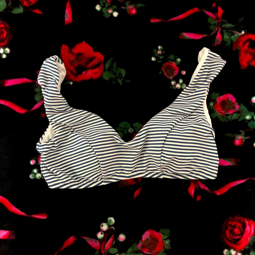 I am selling this white and navy blue stripped bathing suit bikini top